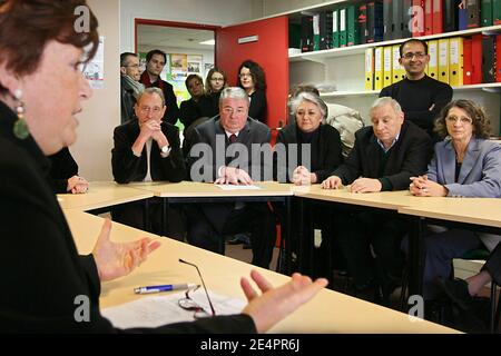 Le maire de Paris, Bertrand Delanoe, apporte son soutien au candidat Daniel Vaillant (deuxième gauche) dans le 18e arrondissement de Paris pour les prochaines élections locales à Paris, France, le 16 février 2008. Photo de Stéphane Gilles/ABACAPRESS.COM Banque D'Images