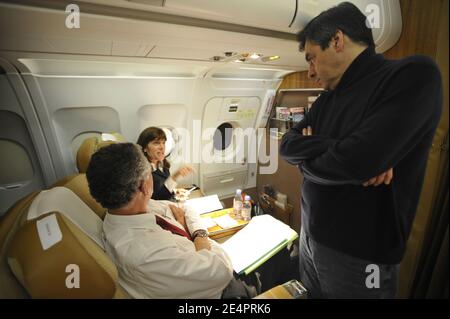 Anne Lauvergeon ( PDG d'Areva ), Denis Ranque ( PDG de Thales) et François Fillon lors du vol entre Paris et Astana avant la visite officielle du Premier ministre français au Kazakhstan, le 7 février 2008. Photo par Elodie Gregoire/ABACAPRESS.COM Banque D'Images