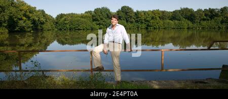 Arnaud Montebourg, député socialiste de Moselle, pose près de Montret, en France, le 25 août 2007. Photo de David Brabyn/ABACAPRESS.COM Banque D'Images