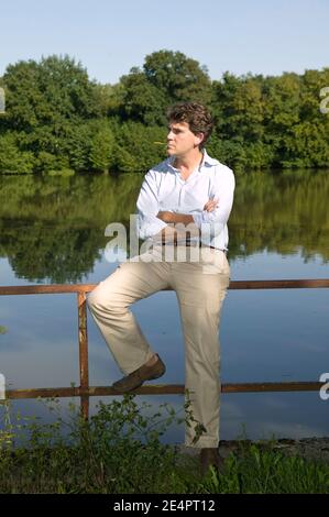 Arnaud Montebourg, député socialiste de Moselle, pose près de Montret, en France, le 25 août 2007. Photo de David Brabyn/ABACAPRESS.COM Banque D'Images