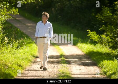 Arnaud Montebourg, député socialiste de Moselle, pose près de Montret, en France, le 25 août 2007. Photo de David Brabyn/ABACAPRESS.COM Banque D'Images