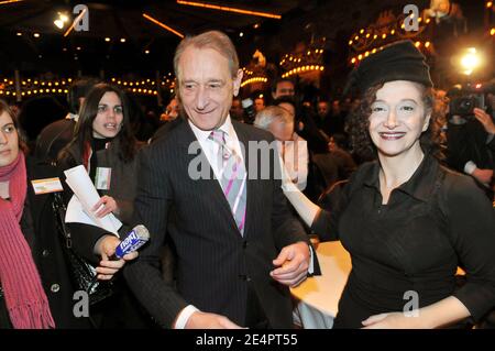 Le maire de Paris, Bertrand Delanoe, et la chanteuse française Sapho, ont assisté à une réunion pour soutenir Bertrand Delanoe pour des élections mayonnaises à la "Musee des Arts Forains" à Paris, France, le 18 février 2008. Photo par Ammar Abd Rabbo/ABACAPRESS.COM Banque D'Images