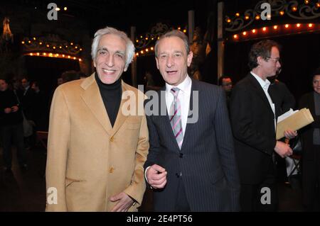 Le maire de Paris, Bertrand Delanoe, et l'acteur français, Gerard Darmon, vus lors d'une réunion pour soutenir Bertrand Delanoe pour des élections municipales à la « Musee des Arts Forains » à Paris, France, le 18 février 2008. Photo par Ammar Abd Rabbo/ABACAPRESS.COM Banque D'Images