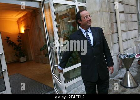 François Hollande, dirigeant du parti socialiste français, au siège du Parti socialiste, rue de Solferino, à Paris, en France, le 14 janvier 2008. Photo par Elodie Gregoire/ABACAPRESS.COM Banque D'Images