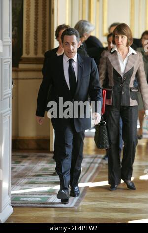 Le président français Nicolas Sarkozy et la ministre de la Culture Christine Albanel arrivent pour une rencontre à la télévision publique à l'Elysée à Paris, le 19 février 2008. Nicolas Sarkozy a présenté une nouvelle commission chargée d'étudier l'avenir de la télévision publique en France. Photo de Pierre Hounsfield/Pool/ABACAPRESS.COM Banque D'Images