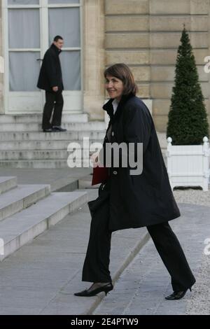 La ministre française de la Culture, Christine Albanel, se présente à la télévision publique à l'Elysée Palace de Paris, le 19 février 2008. Nicolas Sarkozy a présenté une nouvelle commission chargée d'étudier l'avenir de la télévision publique en France. Photo de Pierre Hounsfield/Pool/ABACAPRESS.COM Banque D'Images