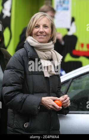 Paris modem (Parti du mouvement démocratique) candidate municipale Marielle de Sarnez campagne rue Daguerre à Paris, France, le 20 février 2008. Photo de Mousse/ABACAPRESS.COM Banque D'Images