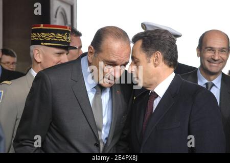 L'ancien président Jacques Chirac et le président français Nicolas Sarkozy, le ministre français du budget Eric Woerth lors de la cérémonie d'ouverture du musée du président français Charles de Gaulle aux Invalides à Paris, le 22 février 2008. Photo de Laurent Chamussy/Pool/ABACAPRESS.COM Banque D'Images