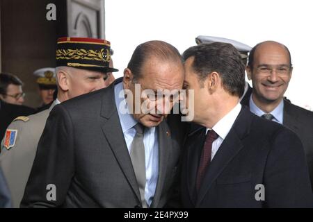 L'ancien président Jacques Chirac et le président français Nicolas Sarkozy, le ministre français du budget Eric Woerth lors de la cérémonie d'ouverture du musée du président français Charles de Gaulle aux Invalides à Paris, le 22 février 2008. Photo de Laurent Chamussy/Pool/ABACAPRESS.COM Banque D'Images