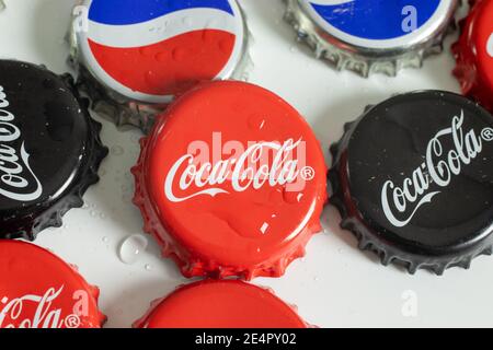 New York, Etats-Unis - 1er janvier 2021: Coca Cola Red Bottle Cap vue de dessus. Logo de la marque Coca-Cola, Editorial Banque D'Images