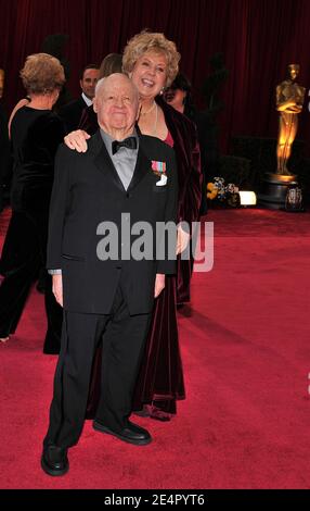 Mickey Rooney et son épouse Jan arrivent au 80e Academy Awards, qui s'est tenu au Kodak Theatre sur Hollywood Boulevard à Los Angeles, CA, Etats-Unis, le 24 février 2008. Photo de Hahn-Nebinger/ABACAPRESS.COM Banque D'Images