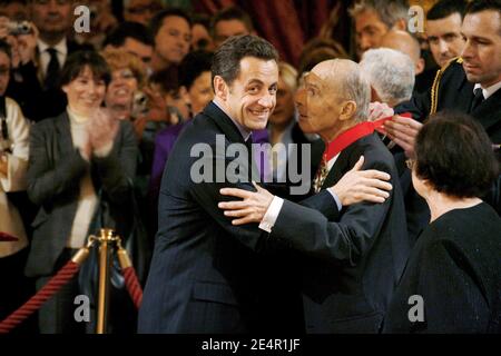 Le président français Nicolas Sarkozy a honoré Bruno Lussato lors d'une cérémonie à l'Elysée, à Paris, en France, le 25 février 2008. Photo de Ludovic/Pool/ABACAPRESS.COM Banque D'Images
