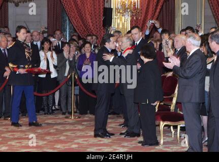 Le président français Nicolas Sarkozy a honoré Bruno Lussato lors d'une cérémonie à l'Elysée, à Paris, en France, le 25 février 2008. Photo de Jean-François Deroubaix/Pool/ABACAPRESS.COM Banque D'Images