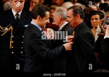 Le président français Nicolas Sarkozy a honoré Bernard Hinault en tant qu'officier de la Légion d'honneur lors d'une cérémonie à l'Elysée, à Paris, en France, le 25 février 2008. Photo de Ludovic/Pool/ABACAPRESS.COM Banque D'Images