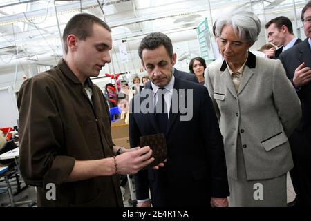 Le président français Nicolas Sarkozy accompagné de la ministre de l'économie Christine Lagarde, visite la fabrication de Louis Vuitton à Saint-Pourcain-sur-Sioule, France, le 26 février 2008. Photo de Mousse/ABACAPRESS.COM Banque D'Images