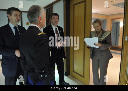 EXCLUSIVITÉ - la ministre française de l'intérieur, Michele Alliot-Marie, passe en revue ses notes à la porte de sa suite d'hôtel, à Riyad, en Arabie Saoudite, le 25 février 2008, car elle est en visite de 2 jours au royaume d'Arabie Saoudite. Photo par Ammar Abd Rabbo/ABACAPRESS.COM Banque D'Images