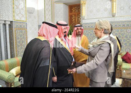 EXCLUSIVITÉ - la ministre française de l'intérieur, Michele Alliot-Marie, rencontre le roi saoudien Abdullah Bin Abdulaziz Al Saud, à Riyad, en Arabie Saoudite, le 25 février 2008, alors qu'elle est en visite de 2 jours dans le royaume d'Arabie Saoudite. Photo par Ammar Abd Rabbo/ABACAPRESS.COM Banque D'Images