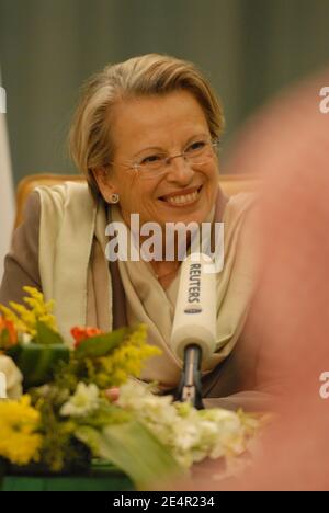 EXCLUSIVITÉ - la ministre française de l'intérieur, Michele Alliot-Marie, sourit lors d'une conférence de presse, à Riyad, en Arabie Saoudite, le 25 février 2008, alors qu'elle est en visite de 2 jours dans le royaume d'Arabie Saoudite. Photo par Ammar Abd Rabbo/ABACAPRESS.COM Banque D'Images