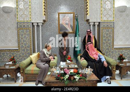 EXCLUSIVITÉ - la ministre française de l'intérieur, Michele Alliot-Marie, rencontre le roi saoudien Abdullah Bin Abdulaziz Al Saud, à Riyad, en Arabie Saoudite, le 25 février 2008, alors qu'elle est en visite de 2 jours dans le royaume d'Arabie Saoudite. Photo par Ammar Abd Rabbo/ABACAPRESS.COM Banque D'Images