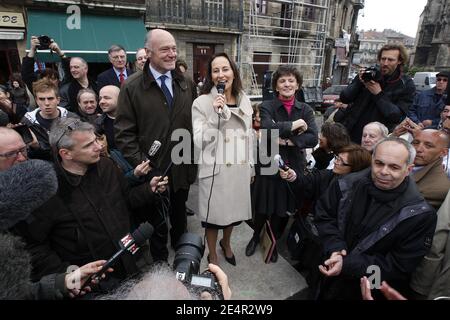 Segolene Royal et Michele Delaunay soutiennent le candidat socialiste Alain Rousset pour les élections municipales à Bordeaux, France, le 26 février 2008. Photo de Patrick Bernard/ABACAPRESS.COM Banque D'Images