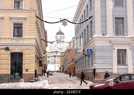 Helsinki. Finlande. 19 janvier 2021 hiver, Snowy Helsinki. Transport moderne dans une rue enneigée. Vieilles façades colorées de bâtiments sur la rue couverte de neige en hiver dans la ville. Transposor. Photo de haute qualité Banque D'Images