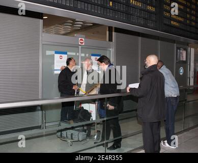 Le photographe Yann Arthus-Bertrand arrive à l'aéroport de Roissy, Paris, France, le 27 février 2008. Arthus-Bertrand et une équipe de cinéma française ont été empêchés de quitter l'Argentine après avoir été brièvement détenu et ensuite libéré sous caution pour des accusations de fraude présumée. Ils sont accusés par une agence de voyages de ne pas avoir payé leur facture en entier, une allégation qu'ils ont rejetée. Photo par ABACAPRESS.COM Banque D'Images