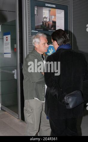 Le photographe Yann Arthus-Bertrand arrive à l'aéroport de Roissy, Paris, France, le 27 février 2008. Arthus-Bertrand et une équipe de cinéma française ont été empêchés de quitter l'Argentine après avoir été brièvement détenu et ensuite libéré sous caution pour des accusations de fraude présumée. Ils sont accusés par une agence de voyages de ne pas avoir payé leur facture en entier, une allégation qu'ils ont rejetée. Photo par ABACAPRESS.COM Banque D'Images