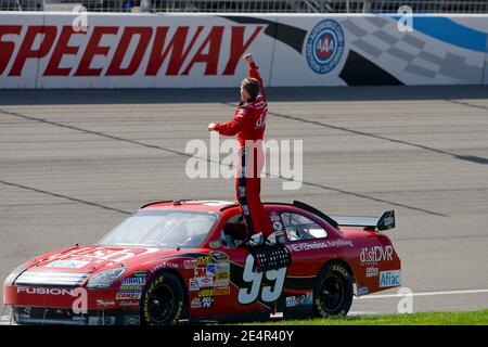 Carl Edwards célèbre après avoir remporté le RAIN Delayed Auto Club 500 au circuit automobile Auto Club Speedway de Californie du Sud à Fontana, CA, États-Unis, le 25 février 2008. Photo de Walter G Arce/Cal Sport Media/Cameleon/ABACAPRESS.COM Banque D'Images