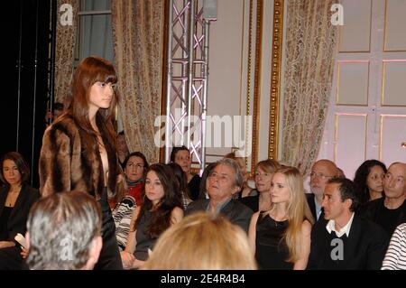 Alain Delon et sa fille Anouchka, Elie Semoun et sa petite amie assistent au salon de la collection Fabrizio Capriata automne-hiver 2008-2009 prêt-à-porter qui s'est tenu à l'hôtel de Crillon à Paris, en France, le 28 février 2008. Photo de Giancarlo Gorassini/ABACAPRESS.COM Banque D'Images