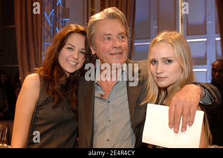 Alain Delon et sa fille Anouchka posent avec la petite amie Elie Semoun Juliette assistent au salon de la collection Fabrizio Capriata automne-hiver 2008-2009 prêt-à-porter qui s'est tenu à l'Hôtel de Crillon à Paris, en France, le 28 février 2008. Photo de Giancarlo Gorassini/ABACAPRESS.COM Banque D'Images