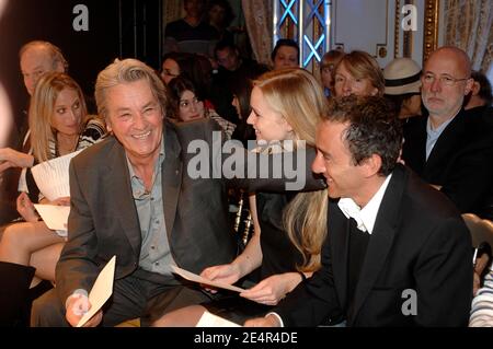 Alain Delon, Elie Semoun et sa petite amie Juliette assistent au salon de la collection Fabrizio Capriata prêt-à-porter automne-hiver 2008-2009 qui s'est tenu à l'Hôtel de Crillon à Paris, en France, le 28 février 2008. Photo de Giancarlo Gorassini/ABACAPRESS.COM Banque D'Images