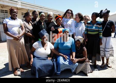 La première dame de France, Carla Bruni, visite l'atelier du centre de formation et de développement Zenzele dans le canton de Khayelitsha, près du Cap, Afrique du Sud, le 28 février 2008. Le président français Nicolas Sarkozy et sa femme sont en visite officielle de deux jours en Afrique du Sud. Photo de Jacky Naegelen/Pool/ABACAPRESS.COM Banque D'Images