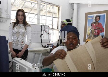 La première dame de France, Carla Bruni, visite l'atelier du centre de formation et de développement Zenzele dans le canton de Khayelitsha, près du Cap, Afrique du Sud, le 28 février 2008. Le président français Nicolas Sarkozy et sa femme sont en visite officielle de deux jours en Afrique du Sud. Photo de Jacky Naegelen/Pool/ABACAPRESS.COM Banque D'Images