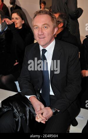 François-Henri Pinault, PDG de PPR, participe au salon de la collection prêt-à-porter d'Yves Saint-Laurent, automne-hiver 2008-2009, qui s'est tenu au Grand Palais, à Paris, en France, le 28 février 2008. Photo de Guignebourg-Orban-Taamallah-Nebinger/ABACAPRESS.COM Banque D'Images