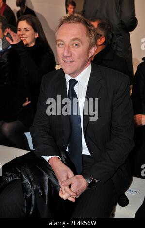 François-Henri Pinault, PDG de PPR, participe au salon de la collection prêt-à-porter d'Yves Saint-Laurent, automne-hiver 2008-2009, qui s'est tenu au Grand Palais, à Paris, en France, le 28 février 2008. Photo de Guignebourg-Orban-Taamallah-Nebinger/ABACAPRESS.COM Banque D'Images