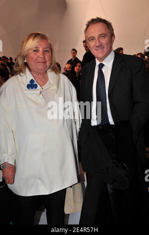 François-Henri Pinault, PDG de PPR, et sa mère Maryvonne assistent au salon de la collection prêt-à-porter d'Yves Saint-Laurent, automne-hiver 2008-2009, qui s'est tenu au Grand Palais, à Paris, en France, le 28 février 2008. Photo de Guignebourg-Orban-Taamallah-Nebinger/ABACAPRESS.COM Banque D'Images