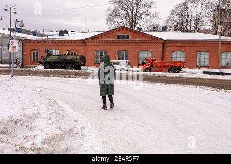 Helsinki. Finlande. 19 janvier 2021 hiver, Snowy Helsinki. Transport moderne dans une rue enneigée. Vieilles façades colorées de bâtiments sur la rue couverte de neige en hiver dans la ville. Transposor. Photo de haute qualité Banque D'Images