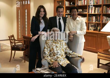 Le président français Nicolas Sarkozy et la première dame Carla Bruni-Sarkozy ont reçu l'ancien président sud-africain Nelson Mandela lors de leur visite à la Fondation Mandela à Johannesburg, en Afrique du Sud, le 29 février 2008. Nicolas Sarkozy effectue une visite officielle de deux jours en Afrique du Sud. Photo de Remy de la Mauviniere/Pool/ABACAPRESS.COM Banque D'Images