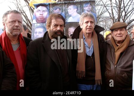 La chanteuse française Renaud, l'auteur Marek Halter, la chanteuse Yves Duteil et Robert Hossein lors d'une réunion de soutien aux otages des FARC devant l'ambassade colombienne à Paris, en France, le 01 mars 2008. Photo de Giancarlo Gorassini/ABACAPRESS.COM Banque D'Images