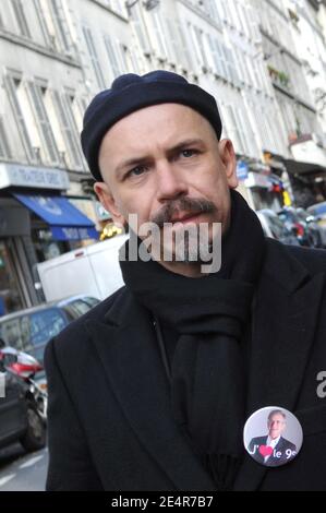 L'acteur français Philippe Torreton, troisième sur la liste de Jacques Bravo (pour soutenir le maire de Paris Bertrand Delanoe) dans la 9ème région de Paris, est vu faire campagne dans la rue des Martyrs, à Paris, France, le 1er mars 2008. Philippe Torreton a la tête rasée et sa barbe taillée alors qu'il joue le personnage du XVIIe siècle Mazarin dans un film télévisé intitulé « la Reine et le Cardinal » tourné ces jours-ci pour France 2. Photo par Ammar Abd Rabbo/ABACAPRESS.COM Banque D'Images