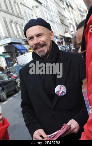 L'acteur français Philippe Torreton, troisième sur la liste de Jacques Bravo (pour soutenir le maire de Paris Bertrand Delanoe) dans la 9ème région de Paris, est vu faire campagne dans la rue des Martyrs, à Paris, France, le 1er mars 2008. Philippe Torreton a la tête rasée et sa barbe taillée alors qu'il joue le personnage du XVIIe siècle Mazarin dans un film télévisé intitulé « la Reine et le Cardinal » tourné ces jours-ci pour France 2. Photo par Ammar Abd Rabbo/ABACAPRESS.COM Banque D'Images