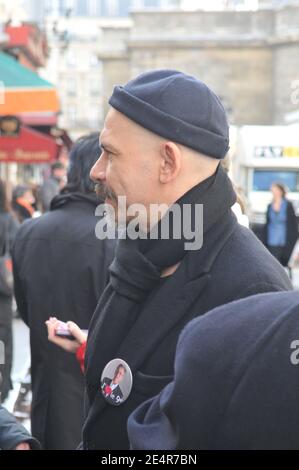 L'acteur français Philippe Torreton, troisième sur la liste de Jacques Bravo (pour soutenir le maire de Paris Bertrand Delanoe) dans la 9ème région de Paris, est vu faire campagne dans la rue des Martyrs, à Paris, France, le 1er mars 2008. Philippe Torreton a la tête rasée et sa barbe taillée alors qu'il joue le personnage du XVIIe siècle Mazarin dans un film télévisé intitulé « la Reine et le Cardinal » tourné ces jours-ci pour France 2. Photo par Ammar Abd Rabbo/ABACAPRESS.COM Banque D'Images