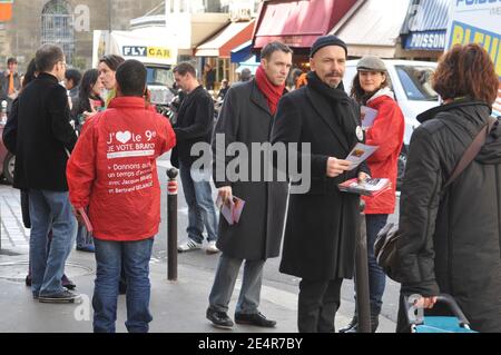 L'acteur français Philippe Torreton, troisième sur la liste de Jacques Bravo (pour soutenir le maire de Paris Bertrand Delanoe) dans la 9ème région de Paris, est vu faire campagne dans la rue des Martyrs, à Paris, France, le 1er mars 2008. Philippe Torreton a la tête rasée et sa barbe taillée alors qu'il joue le personnage du XVIIe siècle Mazarin dans un film télévisé intitulé « la Reine et le Cardinal » tourné ces jours-ci pour France 2. Photo par Ammar Abd Rabbo/ABACAPRESS.COM Banque D'Images