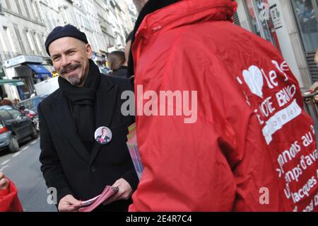 L'acteur français Philippe Torreton, troisième sur la liste de Jacques Bravo (pour soutenir le maire de Paris Bertrand Delanoe) dans la 9ème région de Paris, est vu faire campagne dans la rue des Martyrs, à Paris, France, le 1er mars 2008. Philippe Torreton a la tête rasée et sa barbe taillée alors qu'il joue le personnage du XVIIe siècle Mazarin dans un film télévisé intitulé « la Reine et le Cardinal » tourné ces jours-ci pour France 2. Photo par Ammar Abd Rabbo/ABACAPRESS.COM Banque D'Images