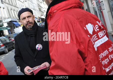 L'acteur français Philippe Torreton, troisième sur la liste de Jacques Bravo (pour soutenir le maire de Paris Bertrand Delanoe) dans la 9ème région de Paris, est vu faire campagne dans la rue des Martyrs, à Paris, France, le 1er mars 2008. Philippe Torreton a la tête rasée et sa barbe taillée alors qu'il joue le personnage du XVIIe siècle Mazarin dans un film télévisé intitulé « la Reine et le Cardinal » tourné ces jours-ci pour France 2. Photo par Ammar Abd Rabbo/ABACAPRESS.COM Banque D'Images