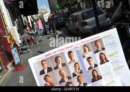 L'acteur français Philippe Torreton, troisième sur la liste de Jacques Bravo (pour soutenir le maire de Paris Bertrand Delanoe) dans la 9ème région de Paris, est vu faire campagne dans la rue des Martyrs, à Paris, France, le 1er mars 2008. Philippe Torreton a la tête rasée et sa barbe taillée alors qu'il joue le personnage du XVIIe siècle Mazarin dans un film télévisé intitulé « la Reine et le Cardinal » tourné ces jours-ci pour France 2. Photo par Ammar Abd Rabbo/ABACAPRESS.COM Banque D'Images