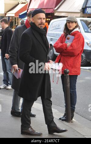 L'acteur français Philippe Torreton, troisième sur la liste de Jacques Bravo (pour soutenir le maire de Paris Bertrand Delanoe) dans la 9ème région de Paris, est vu faire campagne dans la rue des Martyrs, à Paris, France, le 1er mars 2008. Philippe Torreton a la tête rasée et sa barbe taillée alors qu'il joue le personnage du XVIIe siècle Mazarin dans un film télévisé intitulé « la Reine et le Cardinal » tourné ces jours-ci pour France 2. Photo par Ammar Abd Rabbo/ABACAPRESS.COM Banque D'Images