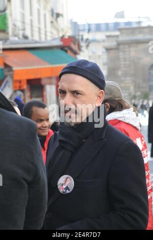 L'acteur français Philippe Torreton, troisième sur la liste de Jacques Bravo (pour soutenir le maire de Paris Bertrand Delanoe) dans la 9ème région de Paris, est vu faire campagne dans la rue des Martyrs, à Paris, France, le 1er mars 2008. Philippe Torreton a la tête rasée et sa barbe taillée alors qu'il joue le personnage du XVIIe siècle Mazarin dans un film télévisé intitulé « la Reine et le Cardinal » tourné ces jours-ci pour France 2. Photo par Ammar Abd Rabbo/ABACAPRESS.COM Banque D'Images