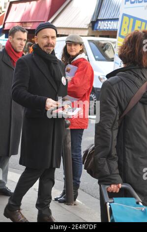 L'acteur français Philippe Torreton, troisième sur la liste de Jacques Bravo (pour soutenir le maire de Paris Bertrand Delanoe) dans la 9ème région de Paris, est vu faire campagne dans la rue des Martyrs, à Paris, France, le 1er mars 2008. Philippe Torreton a la tête rasée et sa barbe taillée alors qu'il joue le personnage du XVIIe siècle Mazarin dans un film télévisé intitulé « la Reine et le Cardinal » tourné ces jours-ci pour France 2. Photo par Ammar Abd Rabbo/ABACAPRESS.COM Banque D'Images