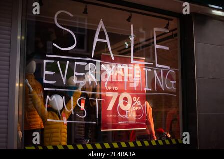 Message d'écriture à la main tout vendre sur un verre de vitrine de magasin de mode à l'extérieur. Grande réduction en raison de la fermeture du magasin. Mise au point sélective Banque D'Images